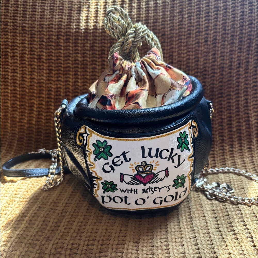 Betsey Johnson Pot O' Gold 🍀